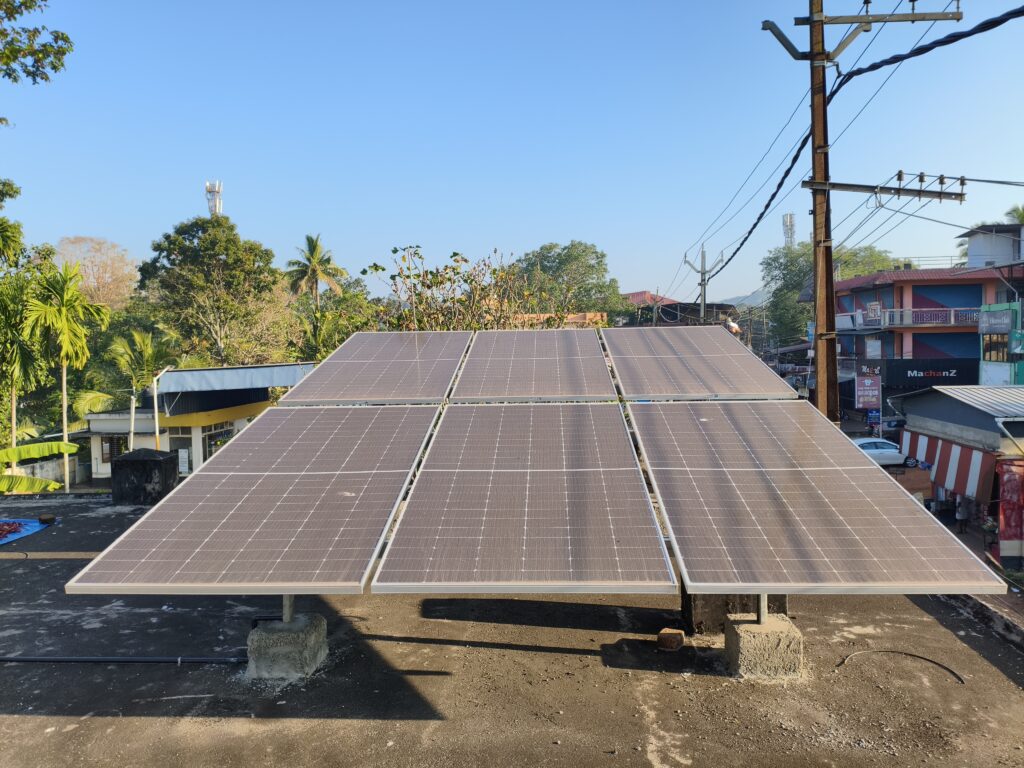 Paneles solares instalados en el techo de una vivienda