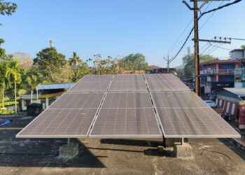 Paneles solares instalados en el techo de una vivienda