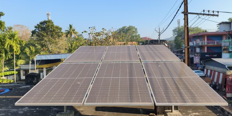 Paneles solares instalados en el techo de una vivienda