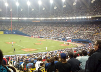 Partido de béisbol de las Grandes Ligas en un estadio lleno