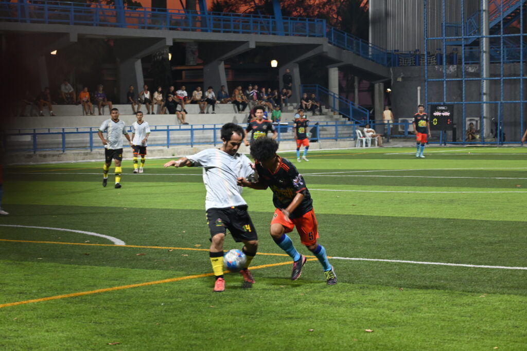 Dos jugadores disputan el balón en un partido de fútbol