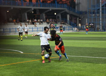 Dos jugadores disputan el balón en un partido de fútbol