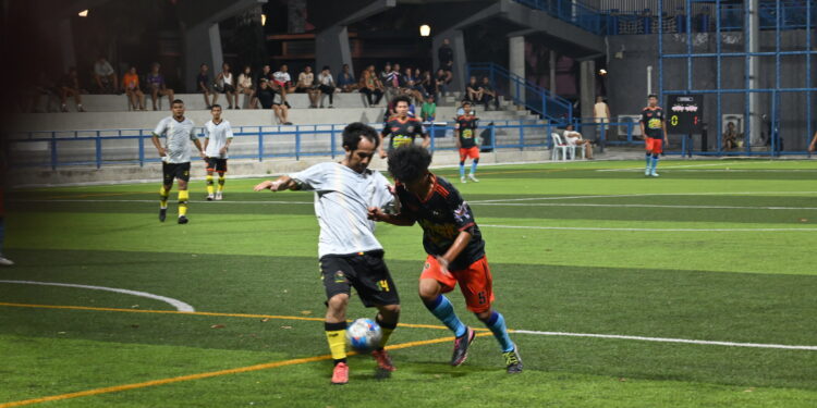 Dos jugadores disputan el balón en un partido de fútbol