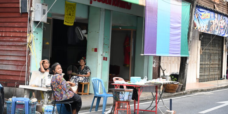 Mujeres conversando afuera de un pequeño negocio de barrio
