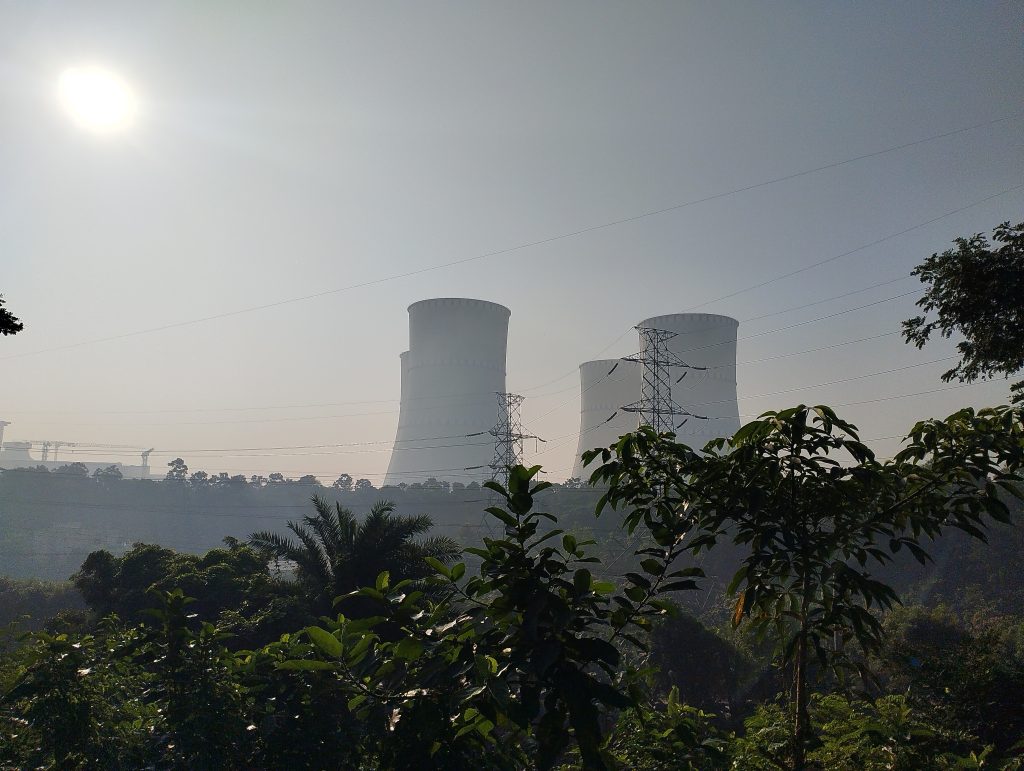 Torre de enfriamiento de una central de energía nuclear
