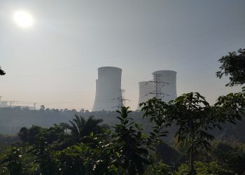 Torre de enfriamiento de una central de energía nuclear