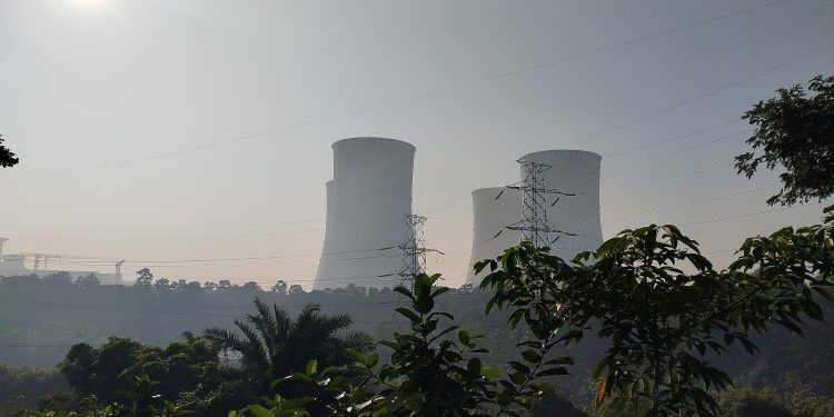 Torre de enfriamiento de una central de energía nuclear