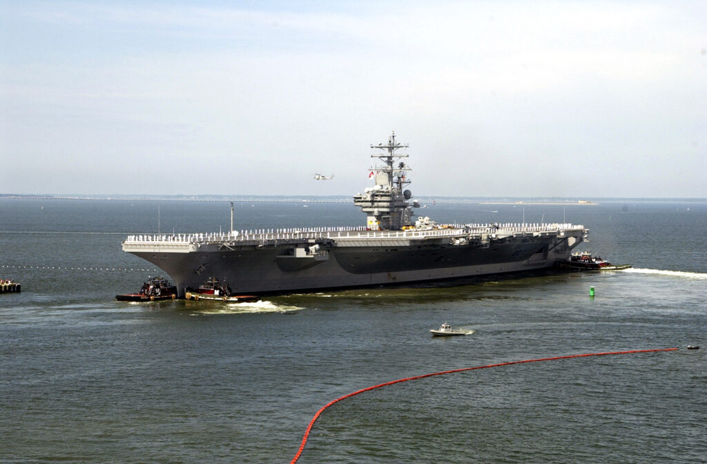 Un portaviones de la Armada de Estados Unidos navega mar adentro