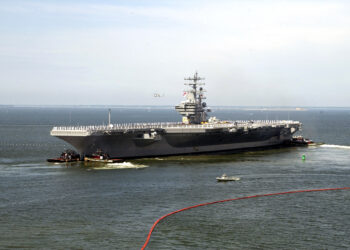 Un portaviones de la Armada de Estados Unidos navega mar adentro