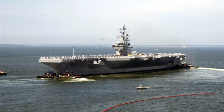 Un portaviones de la Armada de Estados Unidos navega mar adentro