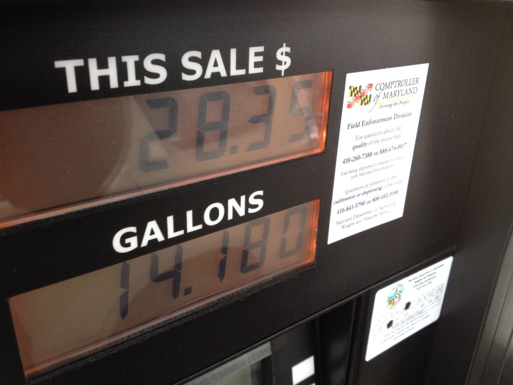 Surtidor de una gasolinera mostrando los precios del combustible