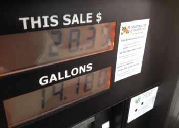Surtidor de una gasolinera mostrando los precios del combustible