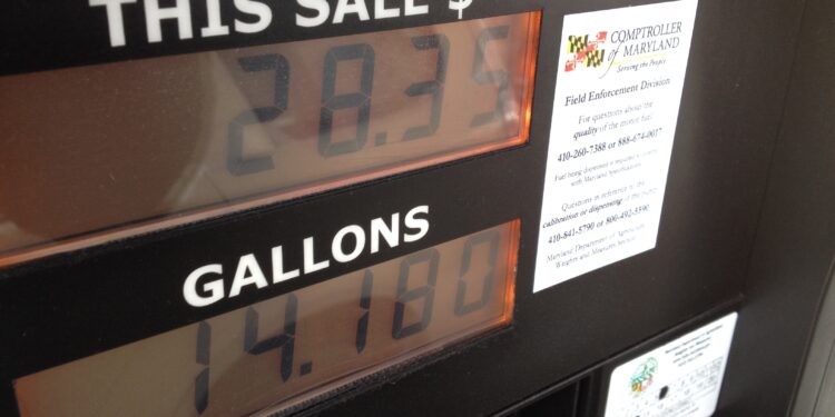 Surtidor de una gasolinera mostrando los precios del combustible