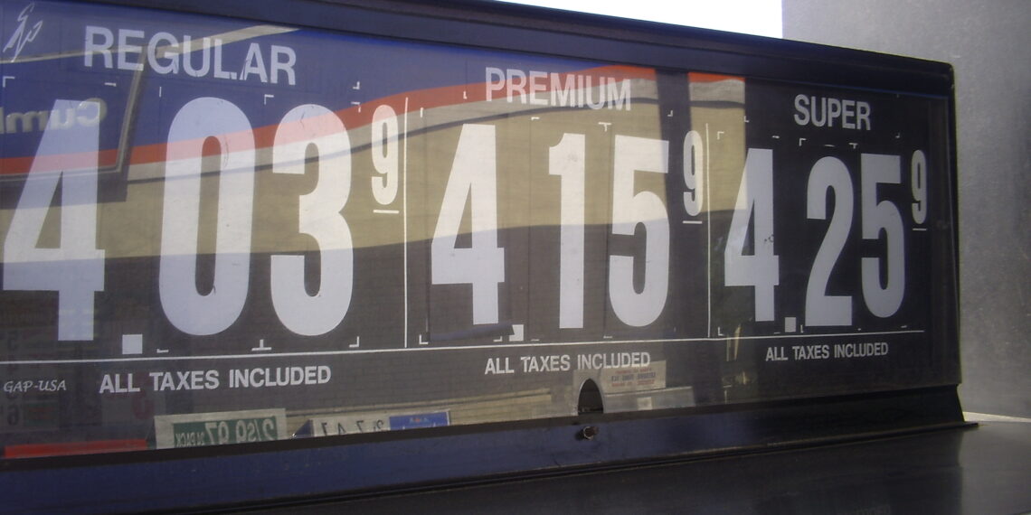 Letrero de una gasolinera mostrando los precios del combustible