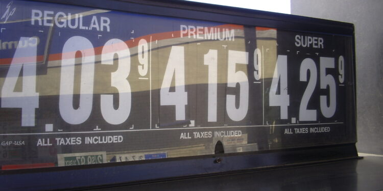 Letrero de una gasolinera mostrando los precios del combustible