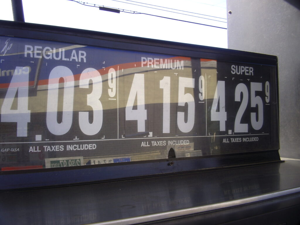 Cartel con los precios de la gasolina en una estación de servicio