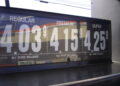 Cartel con los precios de la gasolina en una estación de servicio