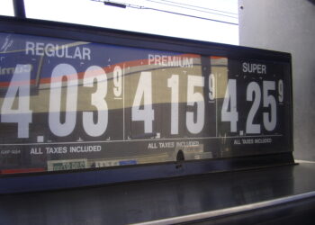 Cartel con los precios de la gasolina en una estación de servicio