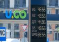 Cartel con precios de combustible en una estación de servicio