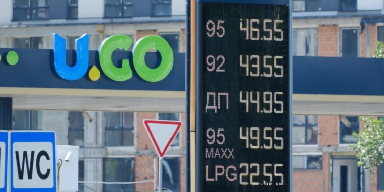 Cartel con precios de combustible en una estación de servicio