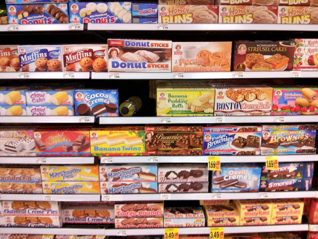 Estantes de un supermercado con productos de consumo diario