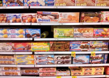 Estantes de un supermercado con productos de consumo diario