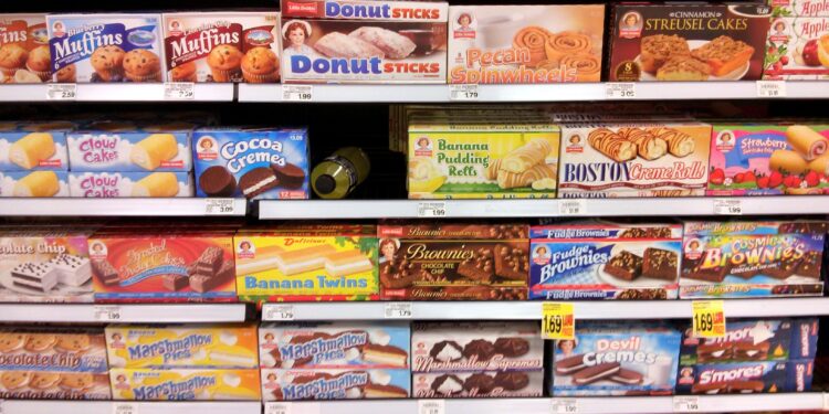 Estantes de un supermercado con productos de consumo diario
