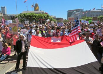 Manifestantes en una protesta contra la detencion de inmigrantes