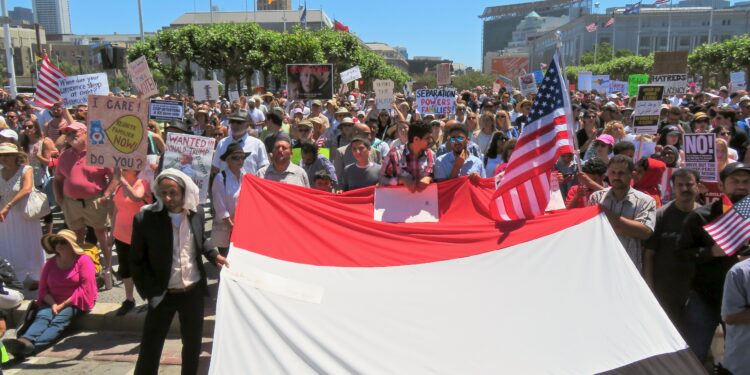 Manifestantes en una protesta contra la detencion de inmigrantes