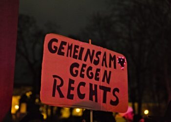 Manifestantes protestan contra un evento del partido de extrema derecha AfD en Alemania