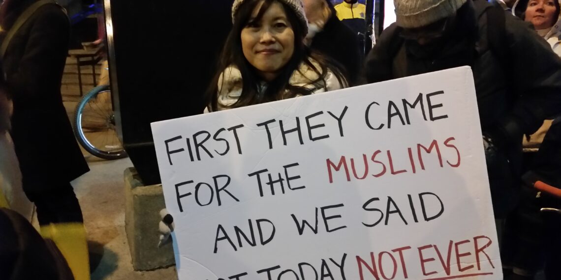 Personas participan en una manifestación por los derechos de los inmigrantes