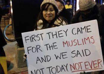 Personas participan en una manifestación por los derechos de los inmigrantes