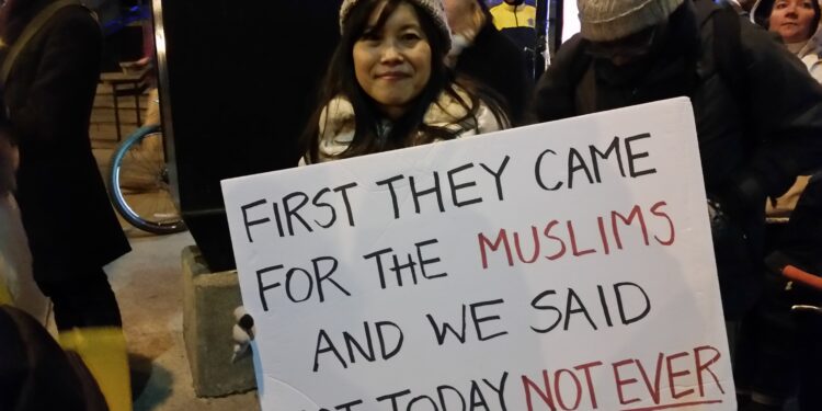 Personas participan en una manifestación por los derechos de los inmigrantes