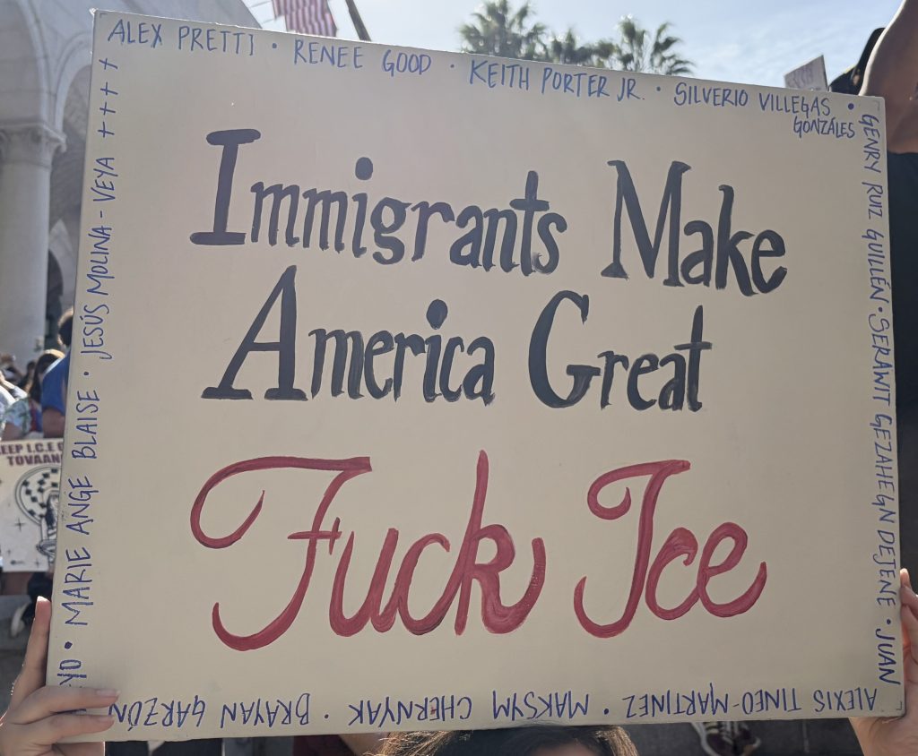 Manifestante sostiene un cartel en una protesta a favor de los inmigrantes y contra ICE