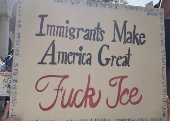 Manifestante sostiene un cartel en una protesta a favor de los inmigrantes y contra ICE