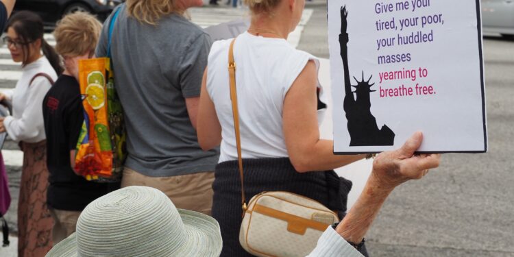 Manifestantes protestan contra la política migratoria en Los Ángeles