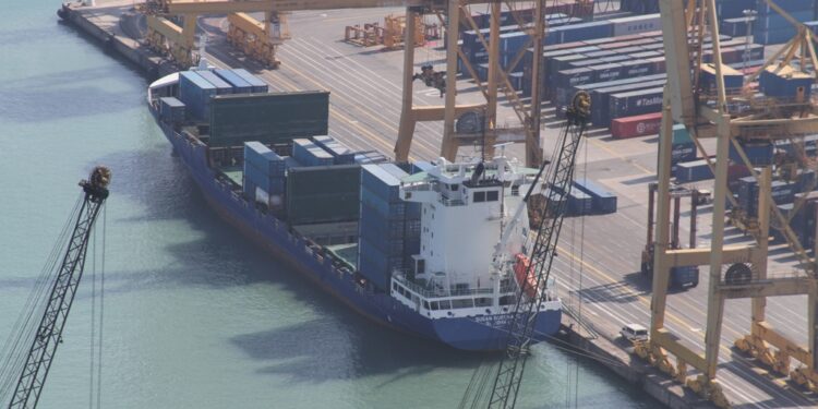 Buque de carga en una terminal de contenedores del puerto de Barcelona, España