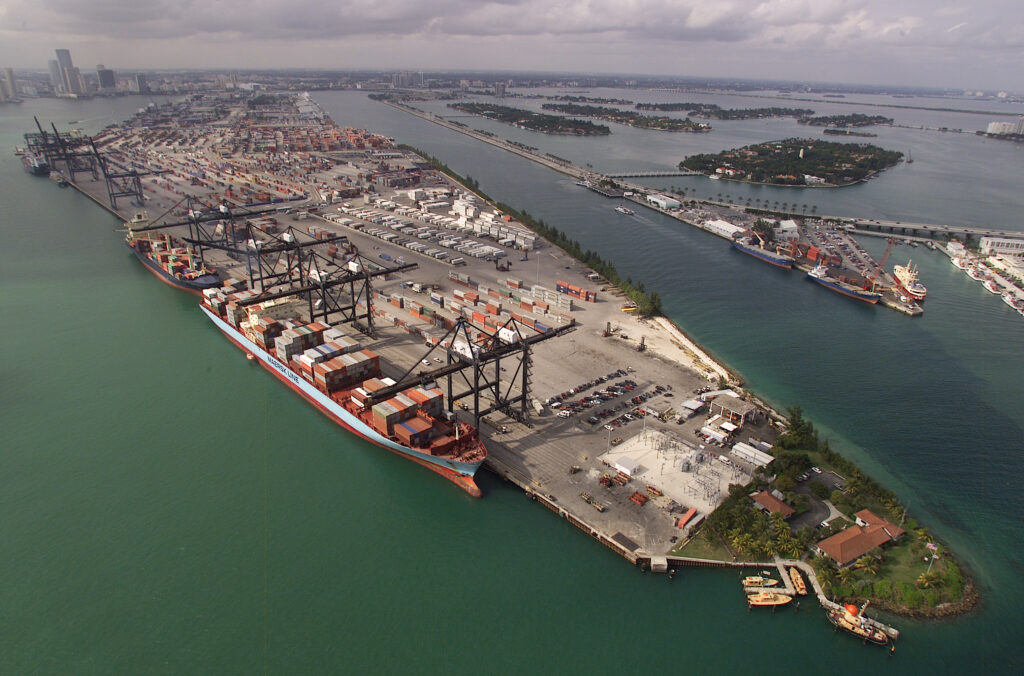 Vista aérea de un puerto de contenedores de carga en Estados Unidos