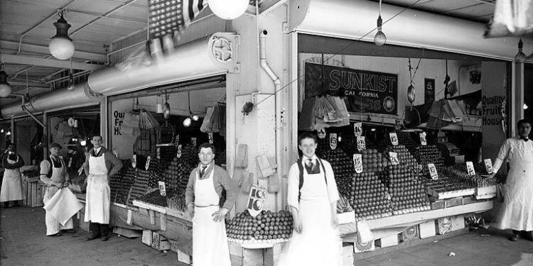 Puesto de frutas y verduras frescas en un mercado publico