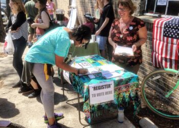 Mesa de registro de votantes en un evento comunitario
