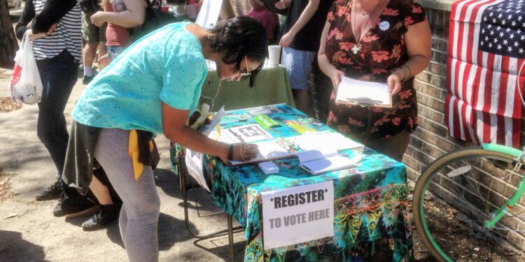 Mesa de registro de votantes en un evento comunitario
