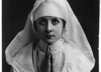 Mujer con hábito religioso en actitud de oración