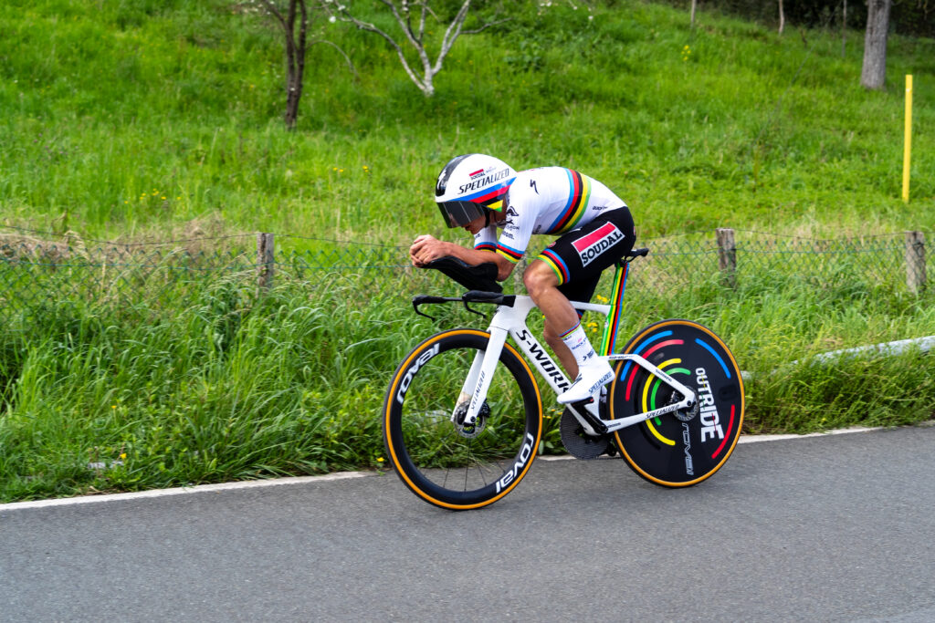El ciclista belga Remco Evenepoel compite en una etapa de contrarreloj