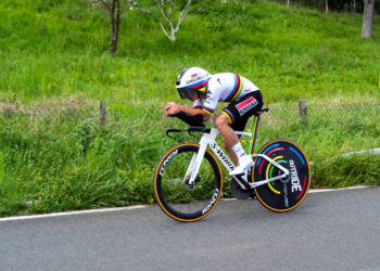 El ciclista belga Remco Evenepoel compite en una etapa de contrarreloj