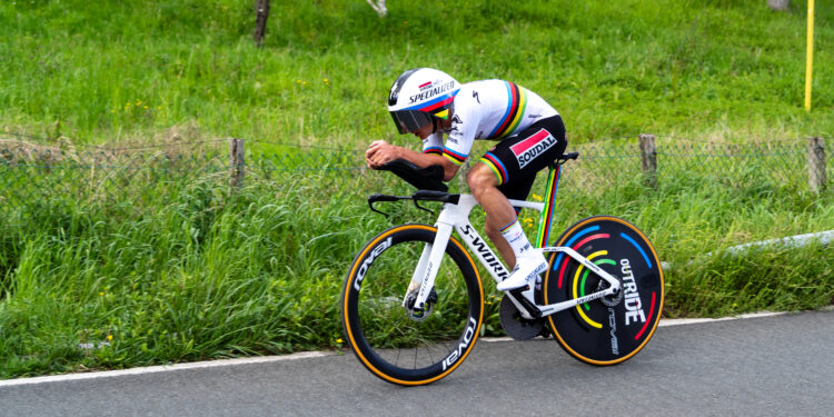 El ciclista belga Remco Evenepoel compite en una etapa de contrarreloj