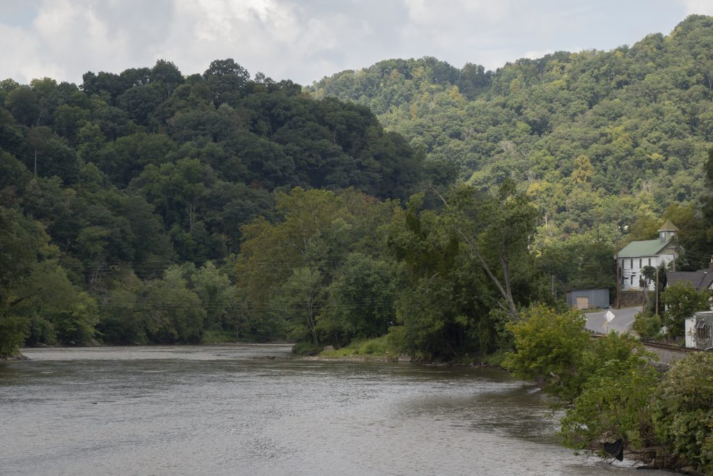 Vista del río French Broad en el oeste de Carolina del Norte