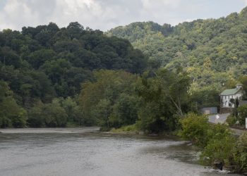 Vista del río French Broad en el oeste de Carolina del Norte