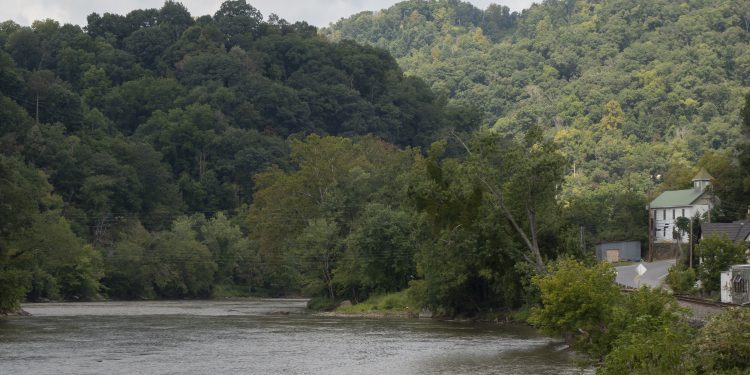 Vista del río French Broad en el oeste de Carolina del Norte
