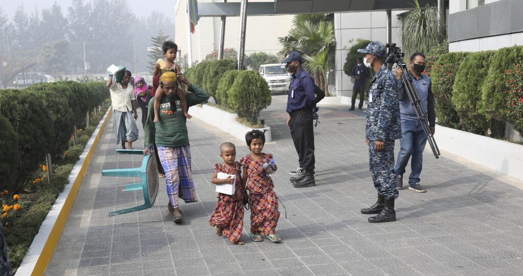 Refugiados rohinyás a bordo de una embarcación