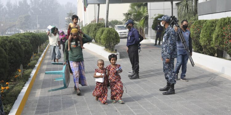 Refugiados rohinyás a bordo de una embarcación